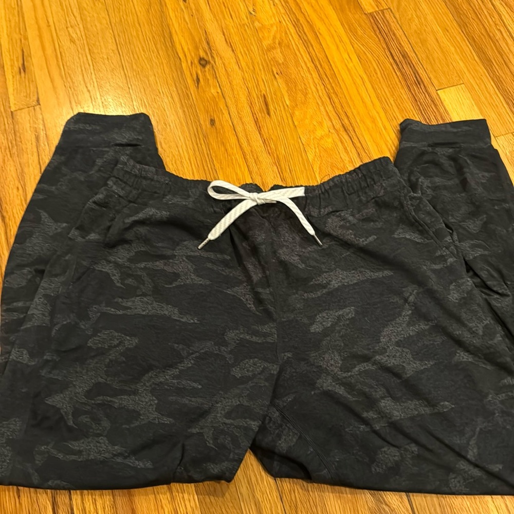 Vuori performance jogger size small